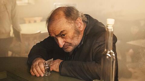 Kommissar Kreuzeder (Sigi Zimmerschied) hat im Kinofilm "Weißbier im Blut" auch noch anderes intus.