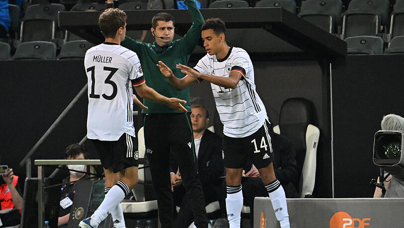 Teamkollegen, aber auch Konkurrenten: Die Bayern- und Nationalspieler Thomas Müller (l.) und Jamal Musiala. Teamkollegen, aber auch Konkurrenten: Die Bayern- und Nationalspieler Thomas Müller (l.) und Jamal Musiala.