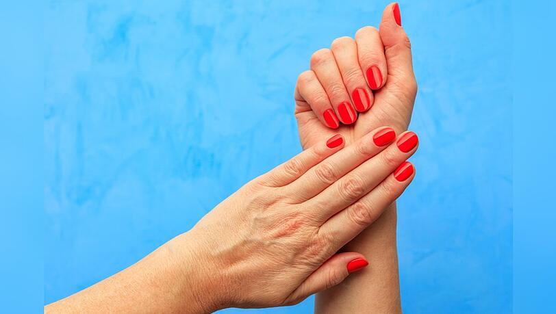 Der Maniküre-Trend Italian Manicure zaubert kurze Fingernägel optisch länger.