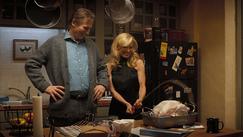 Liam Neeson als Frank Drebin Jr. und Pamela Anderson als Beth Davenport in "Die nackte Kanone".