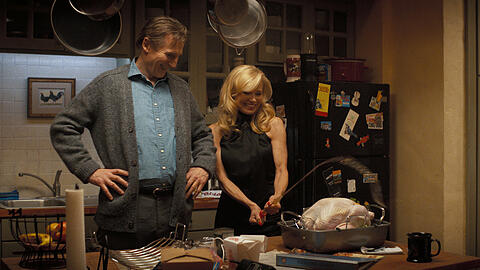 Liam Neeson als Frank Drebin Jr. und Pamela Anderson als Beth Davenport in "Die nackte Kanone".