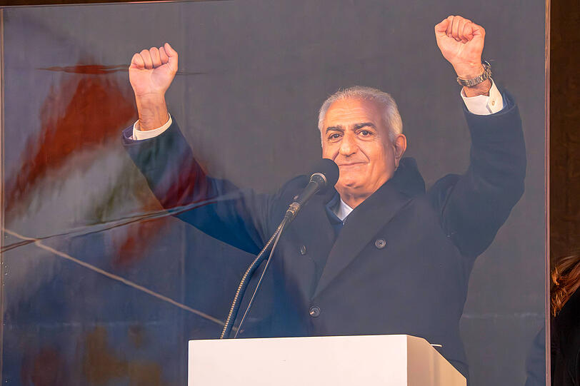 Reza Pahlavi sprach zu den &uuml;ber 200.000 Demo-Teilnehmern auf der Theresienwiese.