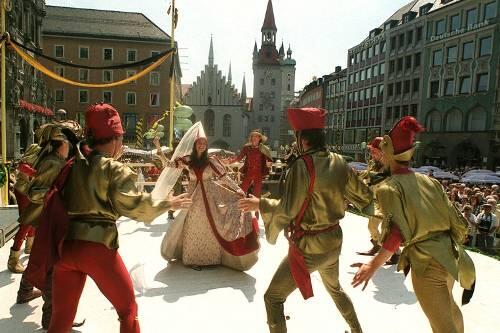 Beim Auftritt der Morisekntänzer 2008 schien die Sonne - das hoffen die Münchner auch für das diesjährige Stadtgründungsfest