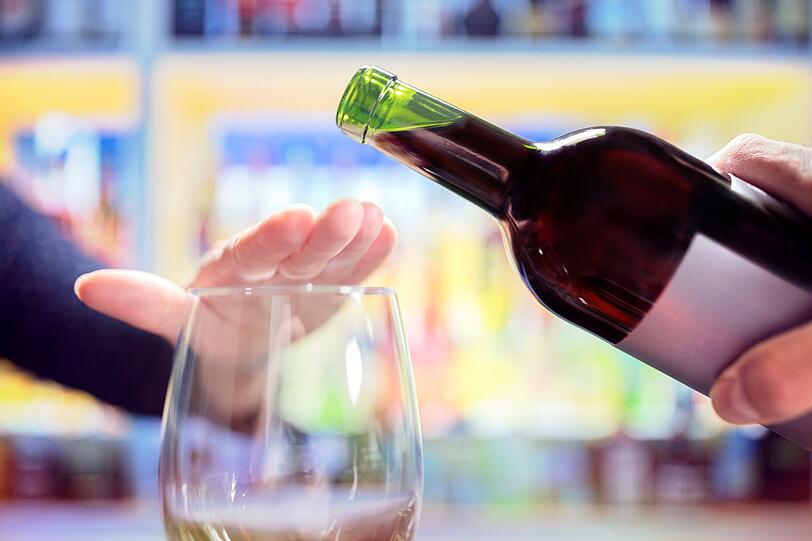 Der weit verbreitete Glaube, dass ein Glas Rotwein am Tag gesund sei, ist falsch. Alkohol ist auch in geringen Mengen schädlich. Regelmäßiger und übermäßiger Konsum von Alkohol kann sogar zu einer Verringerung des Gehirnvolumens führen. Aber auch kurzfristig mindert Alkohol die Leistungsfähigkeit des Gehirns und führt z.B. zu Gedächtnislücken und mangelndem Urteilsvermögen. Der weit verbreitete Glaube, dass ein Glas Rotwein am Tag gesund sei, ist falsch. Alkohol ist auch in geringen Mengen schädlich. Regelmäßiger und übermäßiger Konsum von Alkohol kann sogar zu einer Verringerung des Gehirnvolumens führen. Aber auch kurzfristig mindert Alkohol die Leistungsfähigkeit des Gehirns und führt z.B. zu Gedächtnislücken und mangelndem Urteilsvermögen.