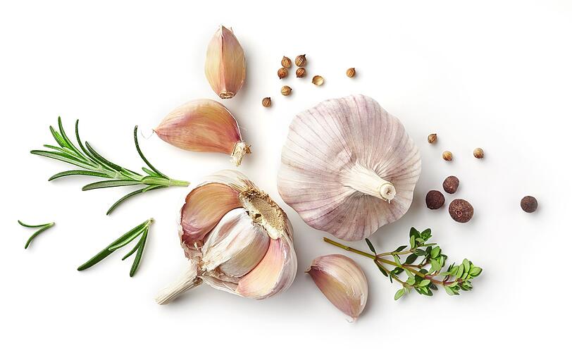 Bestimmte Gewürze vertragen keine hohen Temperaturen beim Braten. Dazu zählen Paprikapulver, Pfeffer, Rosmarin und Knoblauch. Diese Geschmacksstoffe verbrennen sehr leicht und könnten dadurch dem Gericht eine bittere Note verleihen. Besser ist es, diese Gewürze erst zum Ende der Garzeit in den Topf zu geben, um das eigentliche Aroma zu entfalten. Bestimmte Gewürze vertragen keine hohen Temperaturen beim Braten. Dazu zählen Paprikapulver, Pfeffer, Rosmarin und Knoblauch. Diese Geschmacksstoffe verbrennen sehr leicht und könnten dadurch dem Gericht eine bittere Note verleihen. Besser ist es, diese Gewürze erst zum Ende der Garzeit in den Topf zu geben, um das eigentliche Aroma zu entfalten.