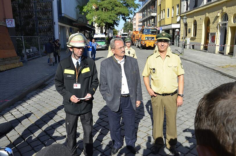 Schwabing am Tag nach der Bombensprengung: Die Spuren der Detonation sind deutlich zu erkennen, teilweise hat sie schwere Schäden verursacht. Derzeit werden die Schäden an den Gebäuden der Umgebung erfasst.