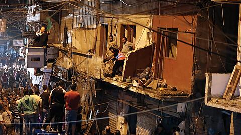 Die Attacken ereigneten sich in dem Beiruter Stadtteil Burdsch al-Baradschneh, wo die radikal-islamische Schiitenpartei Hisbollah stark ist.