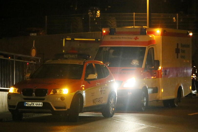 Mehrere Partygäste mussten mit Atembeschwerden behandelt werden - Bilder vom Einsatz in Ampfing