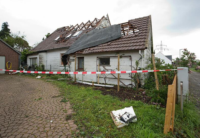 Das Unwetter hat in Nordrhein-Westfalen erhblichen Schaden angerichtet. Die Bilder.