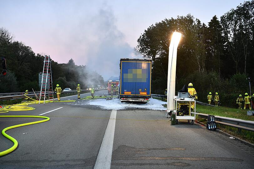 Der Anlieger des Lkw brannte vollständig aus - Bilder vom Löscheinsatz.
