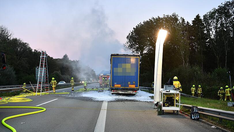 Der Anlieger des Lkw brannte vollständig aus - Bilder vom Löscheinsatz. Der Anlieger des Lkw brannte vollständig aus - Bilder vom Löscheinsatz.