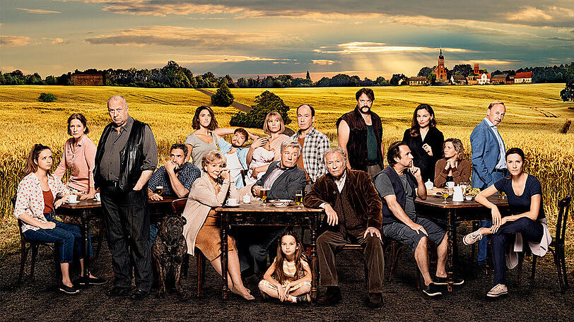 "Unterleuten" wartet mit einem echten Allstar-Cast auf - darunter Charly Hübner, Alexander Held, Ulrich Noethen, Rosalie Thomass, Bjarne Mädel, Dagmar Manzel, Jörg Schüttauf etc.