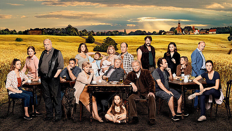 "Unterleuten" wartet mit einem echten Allstar-Cast auf - darunter Charly Hübner, Alexander Held, Ulrich Noethen, Rosalie Thomass, Bjarne Mädel, Dagmar Manzel, Jörg Schüttauf etc. "Unterleuten" wartet mit einem echten Allstar-Cast auf - darunter Charly Hübner, Alexander Held, Ulrich Noethen, Rosalie Thomass, Bjarne Mädel, Dagmar Manzel, Jörg Schüttauf etc.
