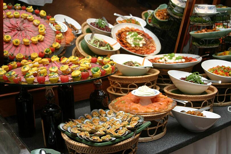 1. Januar: Schlafen & schlemmen: Am Mittwoch sollten Sie sich richtig ausschlafen. Und dann: Richtig schön schlemmen. Ein ausgedehnter Neujahrsbrunch ist jetzt genau das, was es braucht &ndash; aber Sie sollten sich rechtzeitig um Plätze in Ihrer Lieblingslocation kümmern. Der Höfbräukeller und das Brienner Restaurant bieten beispielsweise einen ausgiebigen Brunch mit Kinderbetreuung &ndash; das entlastet den Katerkopf. Bei 5 Grad bleibt es trocken, aber bewölkt.