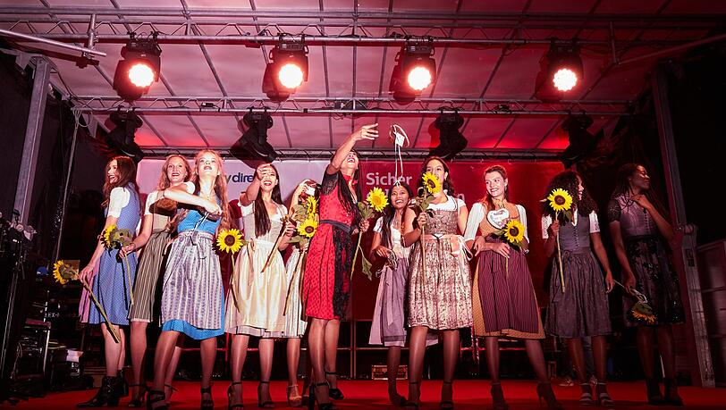 Die Top-11 der Schönen Münchnerin 2019 bedankten sich mit Lebkuchenherzen für den Applaus beim Publikum. Die Top-11 der Schönen Münchnerin 2019 bedankten sich mit Lebkuchenherzen für den Applaus beim Publikum.