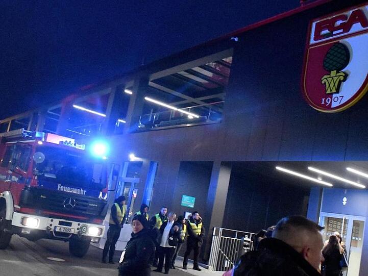 Nach dem Spiel gegen Mönchengladbach wurde die Arena des FCA wegen eines Alarms evakuiert. Foto: Stefan Puchner/dpa
