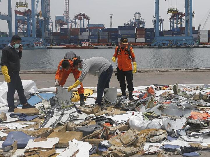 In Jakarta untersuchen Ermittler Wrackteile der abgestürzten Boeing 737.