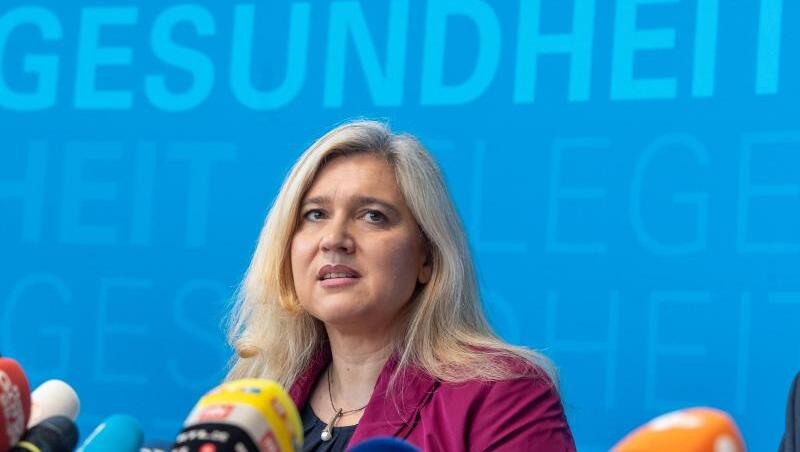 Melanie Huml (CSU), Staatsministerin für Gesundheit und Pflege, gibt im bayerischen Staatsministerium für Gesundheit und Pflege eine Pressekonferenz. Foto: Peter Kneffel/dpa/Archivbild Melanie Huml (CSU), Staatsministerin für Gesundheit und Pflege, gibt im bayerischen Staatsministerium für Gesundheit und Pflege eine Pressekonferenz. Foto: Peter Kneffel/dpa/Archivbild