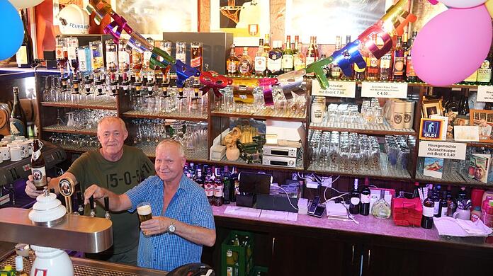Wolfgang Klug (rechts) und seine rechte Hand Fred Penisch stehen gerne gemeinsam hinterm Tresen.