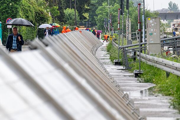 Schutzwände werden in der Regensburger Altstadt am Donauufer aufgebaut. Schutzwände werden in der Regensburger Altstadt am Donauufer aufgebaut.