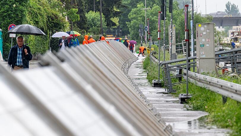 Schutzwände werden in der Regensburger Altstadt am Donauufer aufgebaut. Schutzwände werden in der Regensburger Altstadt am Donauufer aufgebaut.