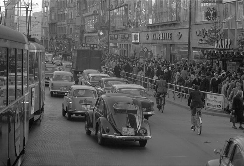Neuhauser Stra&szlig;e 1959: Heute kaum noch vorstellbar, jede Menge Verkehr und die Fu&szlig;g&auml;nger dr&auml;ngeln sich am Gehweg.