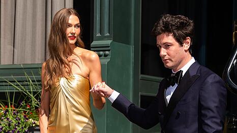 Eingeladen trotz fr&uuml;herer Eiszeit: Karlie Kloss und Joshua Kushner wurden in SoHo fotografiert, als sie zur Hochzeit im Madison Square Garden starteten.