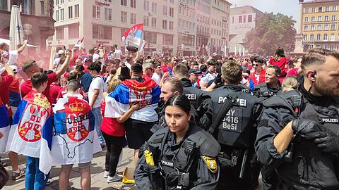 Chaotische Szenen am Rand des Marienplatzes 2024.