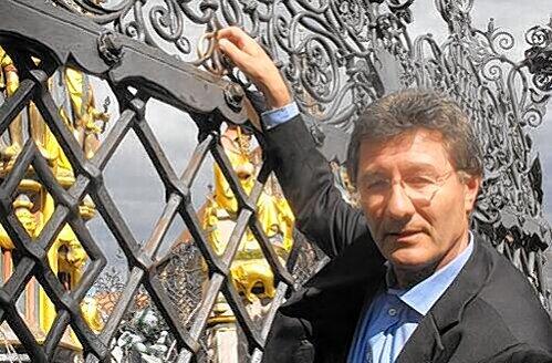 Soll ja Glück bringen: Fürth-Boss Helmut Hack dreht den Goldenen Ring am Schönen Brunnen auf dem Nürnberger Hauptmarkt.