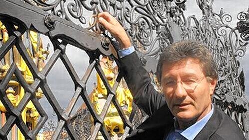 Soll ja Glück bringen: Fürth-Boss Helmut Hack dreht den Goldenen Ring am Schönen Brunnen auf dem Nürnberger Hauptmarkt. Soll ja Glück bringen: Fürth-Boss Helmut Hack dreht den Goldenen Ring am Schönen Brunnen auf dem Nürnberger Hauptmarkt.