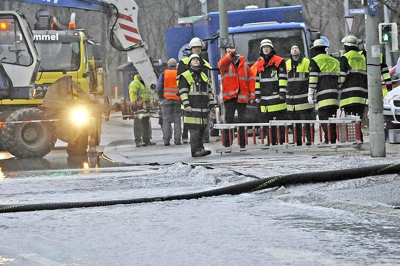 Erst um 9.40 Uhr konnte das Ausströmen des Wassers gestoppt werden.