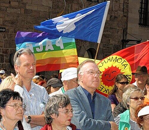 Demonstrierten am Ostermontag vor der Lorenzkirche: Alt-OB Peter Schönlein (2. v. l.) und Bundestagsabgeordneter(MdB)Harald Weinberg.