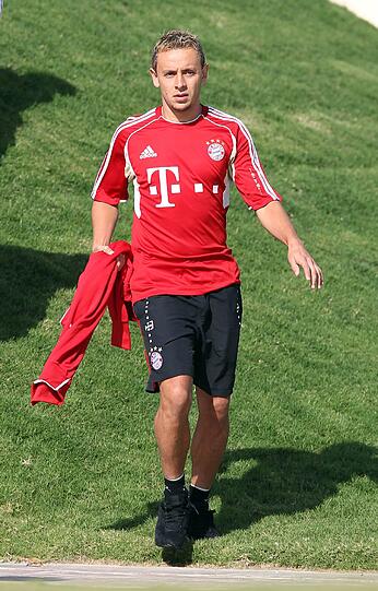 Auch Rafinha ist inzwischen in Doha angekommen. Am Donnerstag steht ein weiteres Testspiel auf dem Programm. Die Bilder von Tag 3 des Bayern-Trainingslagers.