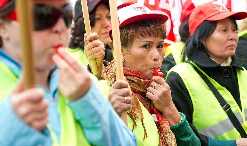 Mitarbeiter von Müller-Brot nehmen am Donnerstag vor dem Wirtschaftsministerium in München an einer Demonstration teil. Sie fordern den Erhalt ihrer Arbeitsplätze.