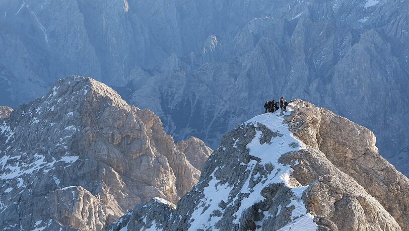 Auch im Sommer gibt es Schnee auf der Zugspitze. Auch im Sommer gibt es Schnee auf der Zugspitze.