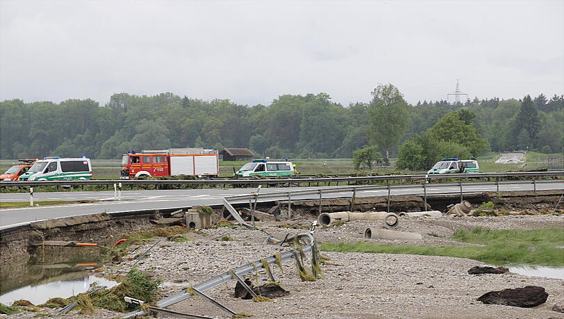 ... direkt neben der Fahrbahn steht das Wasser. In der zerstörten Leitplanke hängen Fetzen von Treibgut. ... direkt neben der Fahrbahn steht das Wasser. In der zerstörten Leitplanke hängen Fetzen von Treibgut.