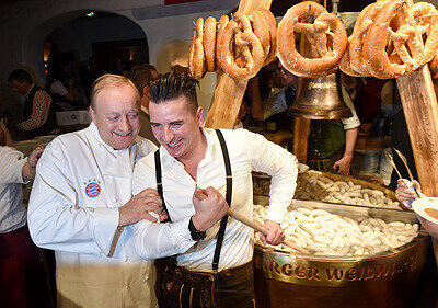 Der Starkoch Alfons Schuhbeck (l) und der österreichische Schlagersänger Andreas Gabalier haben Spaß vor Weißwurstkessel.