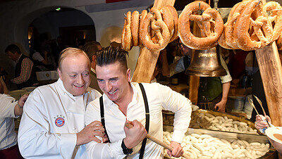 Der Starkoch Alfons Schuhbeck (l) und der österreichische Schlagersänger Andreas Gabalier haben Spaß vor Weißwurstkessel. Der Starkoch Alfons Schuhbeck (l) und der österreichische Schlagersänger Andreas Gabalier haben Spaß vor Weißwurstkessel.