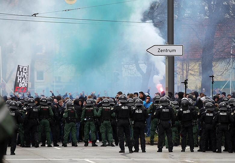 Bengalos, Chinaböller, Flaschenwürfe: FC Bayern II gegen TSV 1860 II: Die Bilder von Aufmarsch der Fans. 1000 Polizei-Beamte sind im Einsatz.