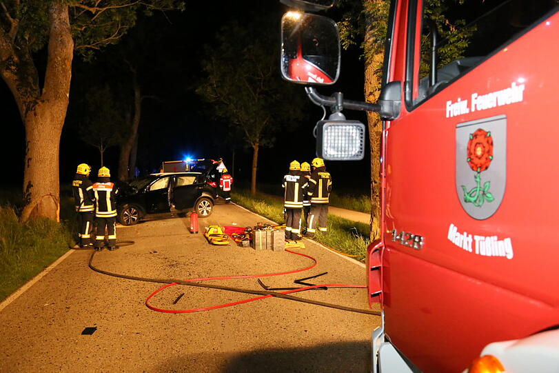 Tödlicher Unfall: In der Alleestraße vor der Ortschaft Tüßling ist ein 55-jähriger Mann mit seinem Pkw auf gerader Fahrbahn nach rechts von der Straße abgekommen und gegen einen Baum geprallt. Die Bilder.