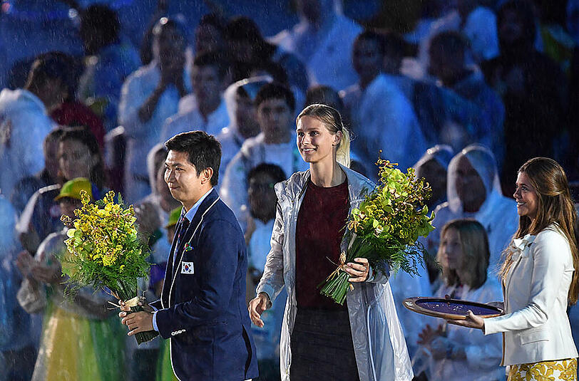 Die Bilder der knallbunten und komplett verregneten Abschlussfeier der olympischen Spiele von Rio.