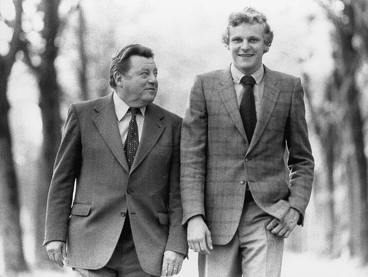 Stolzer Vater: Franz Josef Strauß mit seinem jüngeren Sohn Franz Georg 1980 in München.