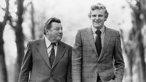 Stolzer Vater: Franz Josef Strauß mit seinem jüngeren Sohn Franz Georg 1980 in München.