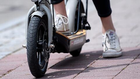 Betrunken stürzten die Fahrer vom E-Scooter (Symbolfoto).