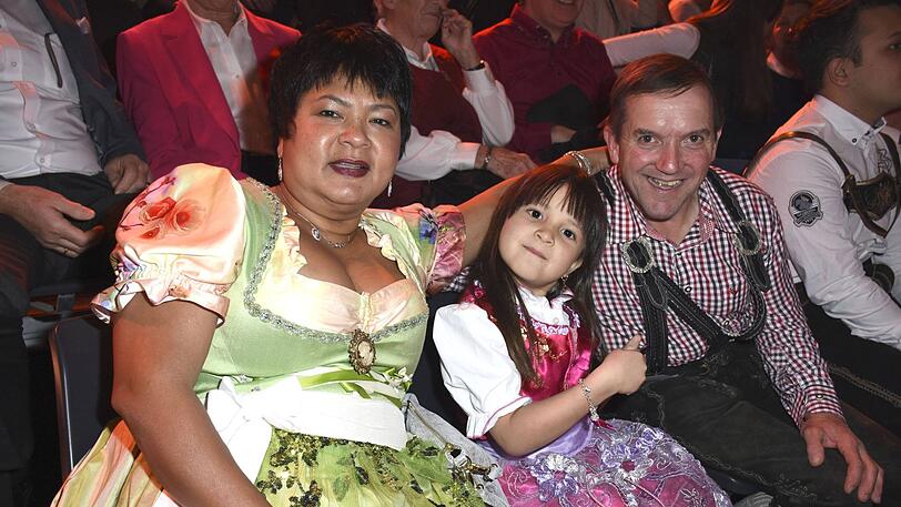 Narumol mit Ehemann Josef und der gemeinsamen Tochter Jorafina bei einer TV-Show-Aufzeichnung.