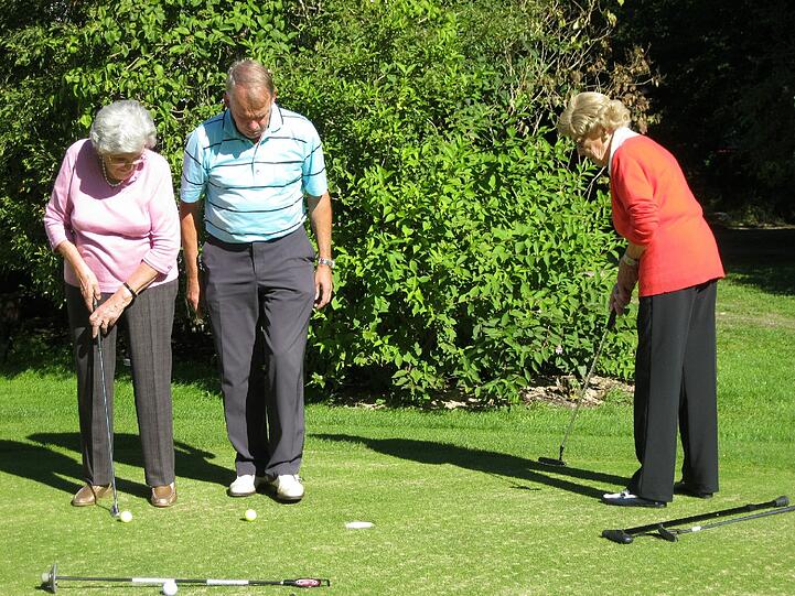 Beim Turnier 2012 genossen die Kursana-Bewohnerinnen Rosa Förstl und Erika Kahl eine kleine Putting-Schnupperstunde.