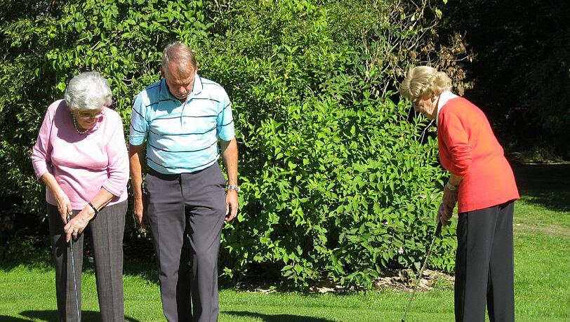 Beim Turnier 2012 genossen die Kursana-Bewohnerinnen Rosa Förstl und Erika Kahl eine kleine Putting-Schnupperstunde. Beim Turnier 2012 genossen die Kursana-Bewohnerinnen Rosa Förstl und Erika Kahl eine kleine Putting-Schnupperstunde.
