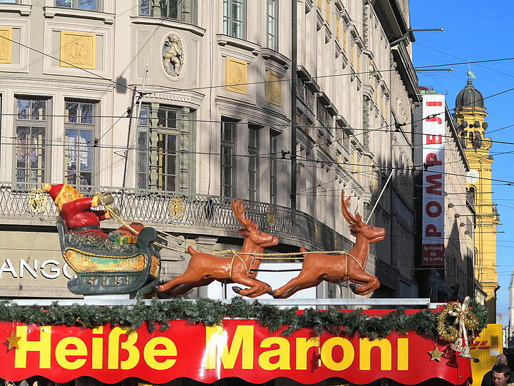 Der Maroni Express im Wettrennen mit der Tramlinie 19 auf der Theatinerstraßen.