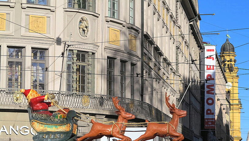 Der Maroni Express im Wettrennen mit der Tramlinie 19 auf der Theatinerstraßen. Der Maroni Express im Wettrennen mit der Tramlinie 19 auf der Theatinerstraßen.