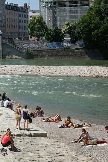 Einschmieren nicht vergessen: Die Münchner genießen die warmen Sonnenstrahlen in vollen Zügen. Fotos: Daniel von Loeper